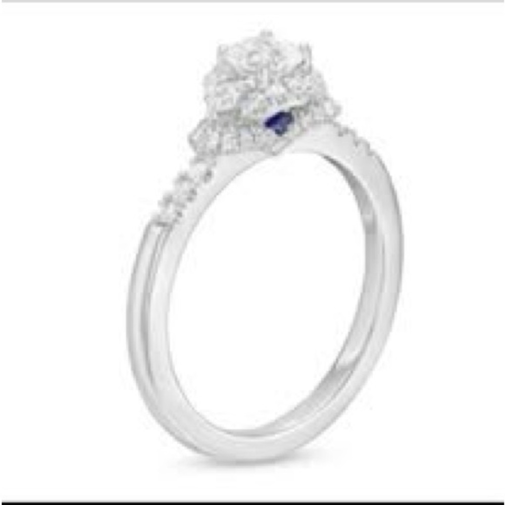 Elegant White gold engagement ring